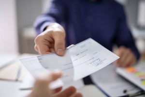 ¿Se puede cobrar en efectivo un cheque nominativo?